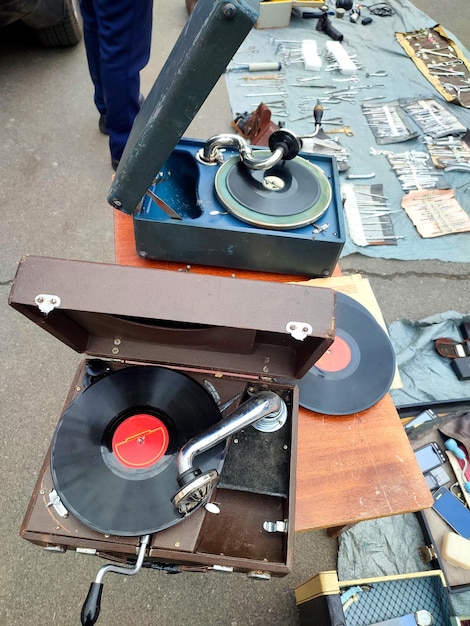 Foto um antigo disco retro tocando em um antigo gramófono vintage no mercado de pulgas trabalho de gramófono portátil antigo