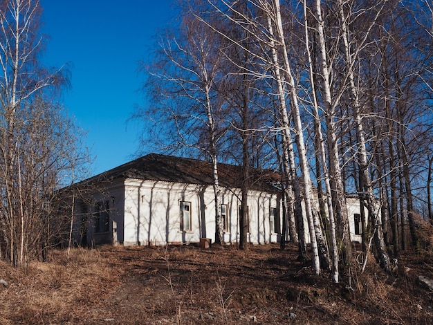 Um antigo edifício de fábrica abandonado no início do outono pós-apocalíptico Edifícios em colapso