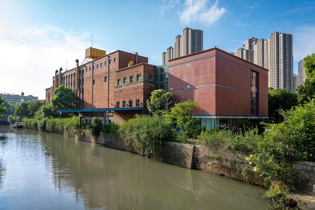 Um antigo edifício de fábrica de tijolos vermelhos