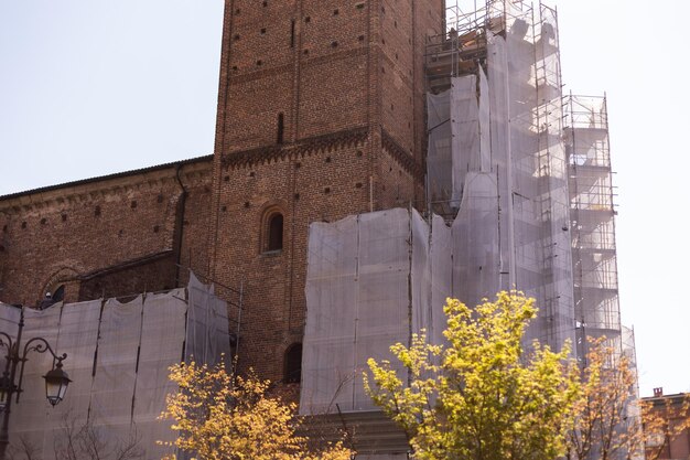 Um antigo edifício de tijolos na itália com andaimes