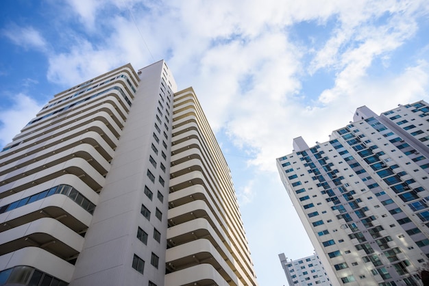 Um apartamento alto geralmente habitado por coreanos