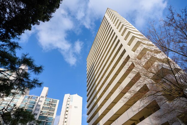 Um apartamento alto geralmente habitado por coreanos