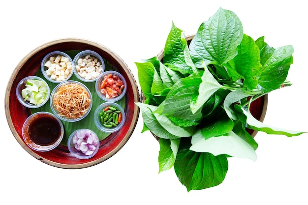 Foto um aperitivo de folha real chamado miang kham em branco isolado