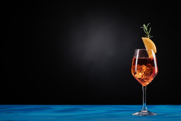 Um Aperol Spritz com gelo na mesa