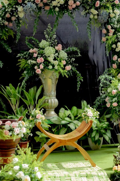 Foto um arranjo de flores é exibido na frente de um fundo preto.