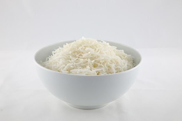 Um arroz cozido na tigela com fundo branco