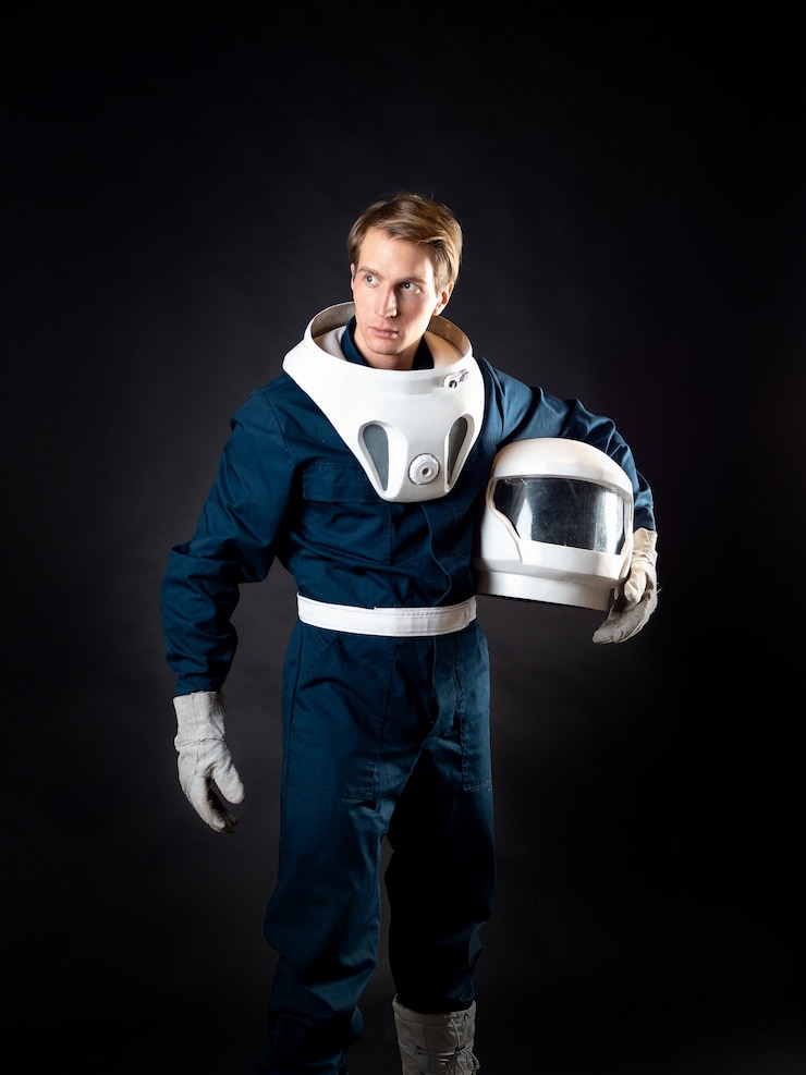 Foto um astronauta em um traje espacial está pronto para o lançamento.