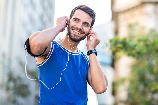 Um atleta bonito que escuta música