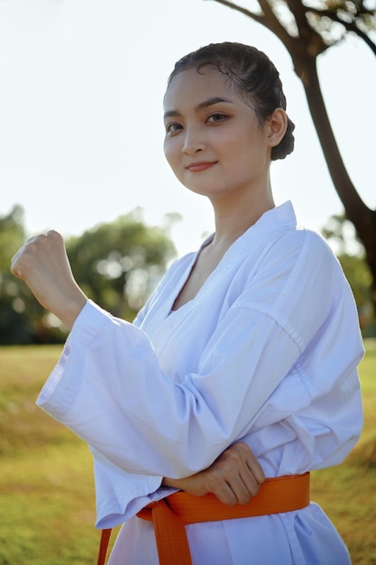 Um atleta de taekwondo sorridente e confiante.