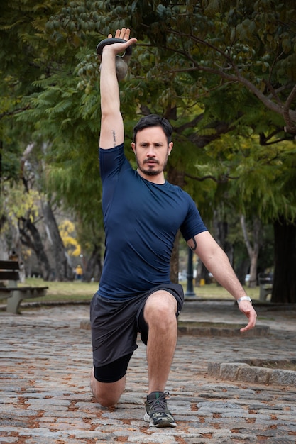 Um atleta fazendo um treino na rua pela manhã