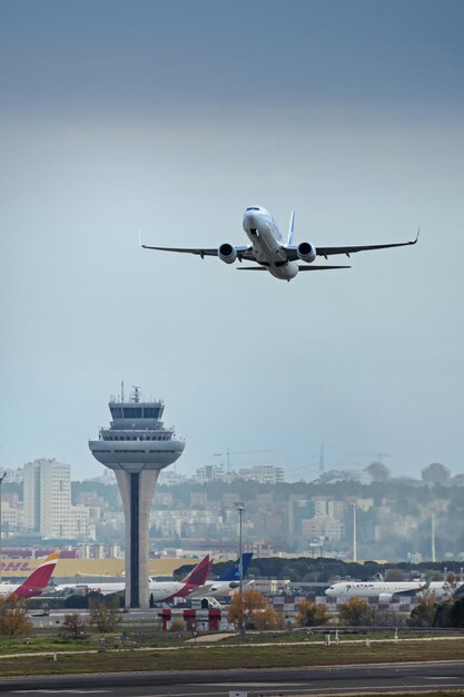 Um avião a tomar altitude perto da torre de controlo