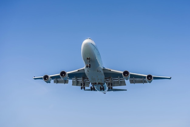 Foto um avião branco voando em um céu azul claro e claro