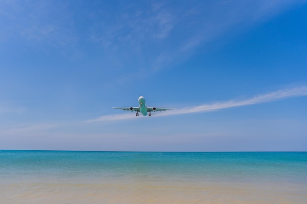 Um avião branco voando em um céu azul claro e claro