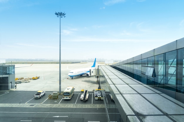 Um avião de passageiros sendo atendido por serviços de terra antes da próxima decolagem