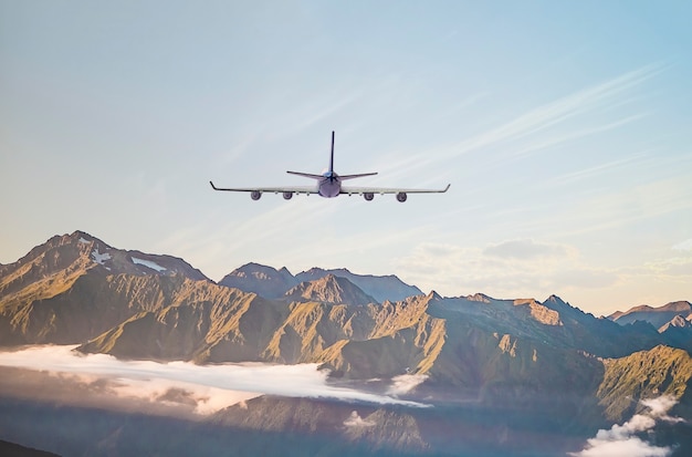 Um avião de passageiros voa no céu, viagem, destino, jornada