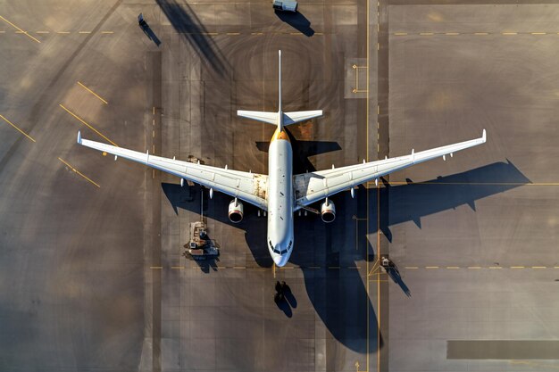 Um avião está decolando da pista