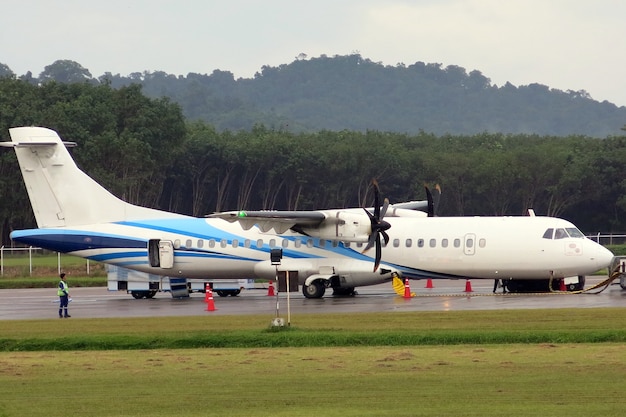 Um avião no aeroporto