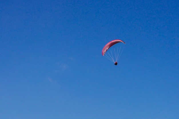 Salto de paraquedas em tandem silhueta de paraquedista voando no