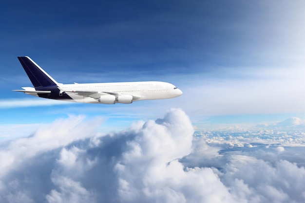 Um avião voando acima das nuvens com a palavra ar nele