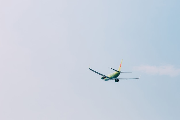 Um avião voando no céu azul claro