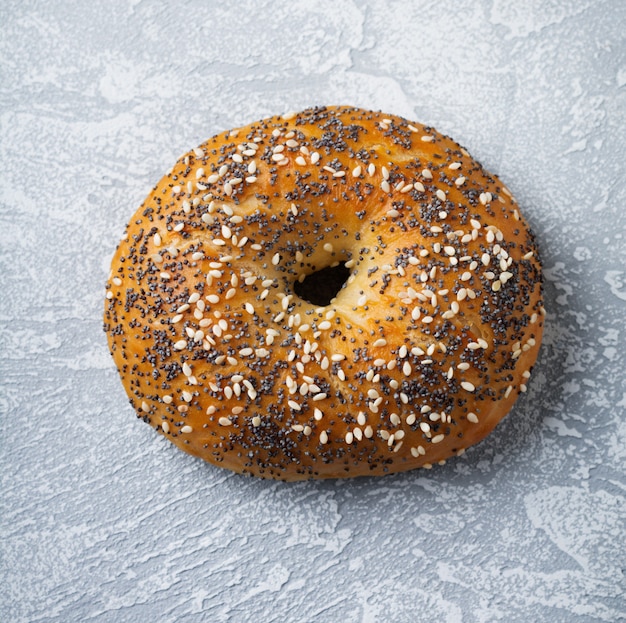 Um bagel com sementes de papoula e sementes de gergelim