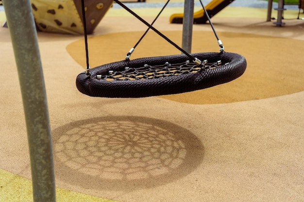 Um balanço de pneu preto em um playground