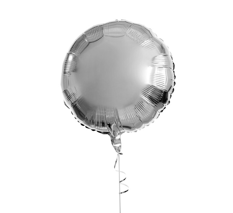 Foto um balão de hélio prateado sobre fundo branco
