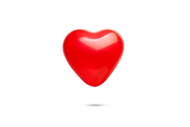 Um balão vermelho em forma de coração flutuando sobre um fundo branco com espaço de cópia