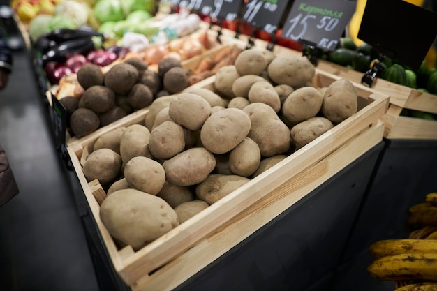 Um balcão com legumes em um supermercado batatas no balcão