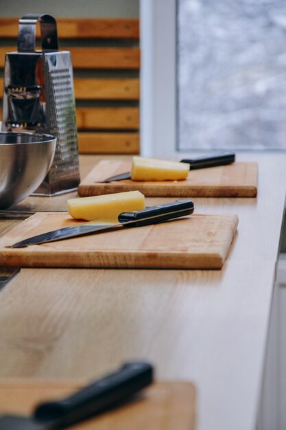 Um balcão de cozinha com facas e uma faca nele