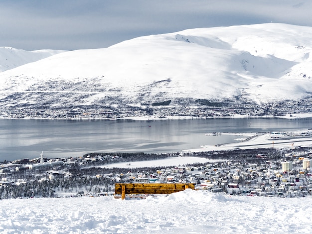 Um banco com vista para a cidade de Tromso