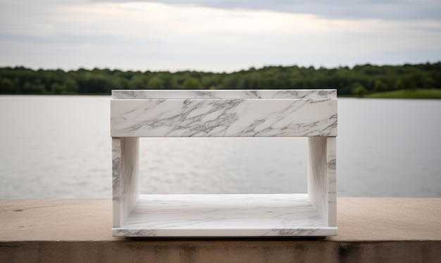 Um banco de mármore à beira do lago