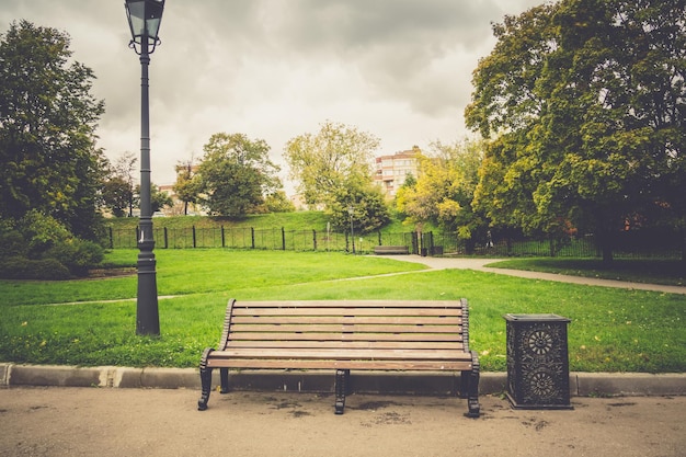 Um banco vazio no parque contra o céu