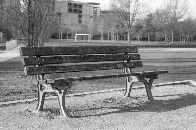 Um banco vazio no parque.