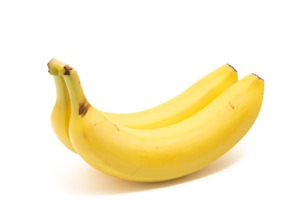 Foto um bando de duas bananas orgânicas frescas e deliciosas com vista lateral de frutas isoladas em fundo branco