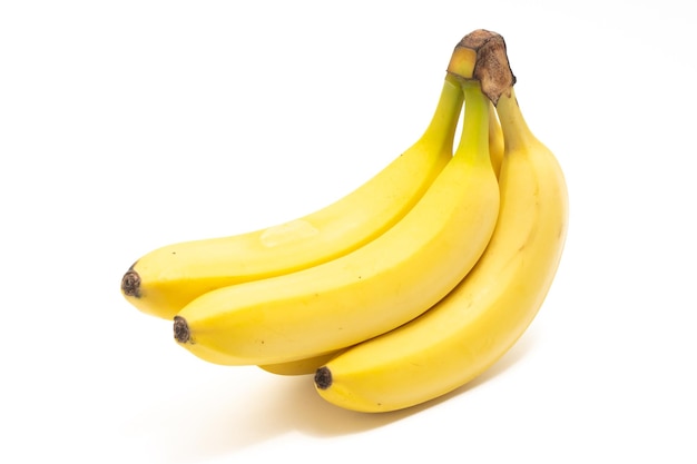 Um bando de quatro bananas orgânicas frescas e deliciosas com vista lateral de frutas isoladas em fundo branco