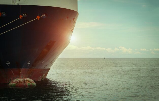 Foto um barco a navegar no mar contra o céu