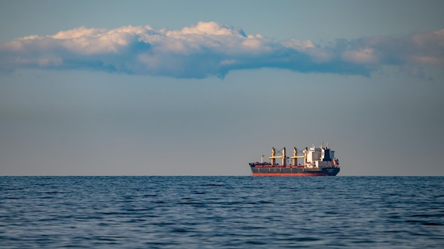 Um barco a navegar no mar contra o céu