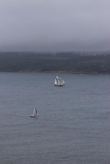 Foto um barco a navegar no mar contra o céu