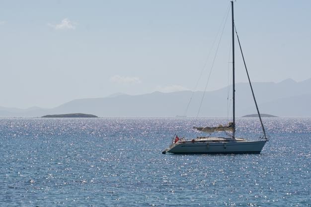 Um barco a navegar no mar contra um céu limpo