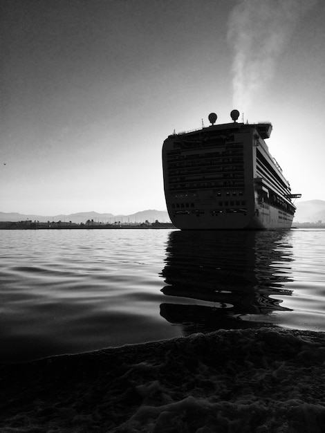 Foto um barco a navegar no mar contra um céu limpo