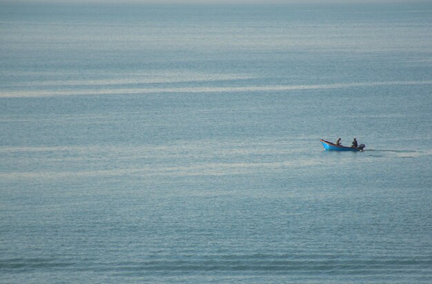 Um barco com pescadores no infinito mar azul Black SeaRússia