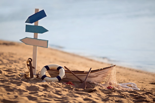 Um barco com remos e uma bóia na praia