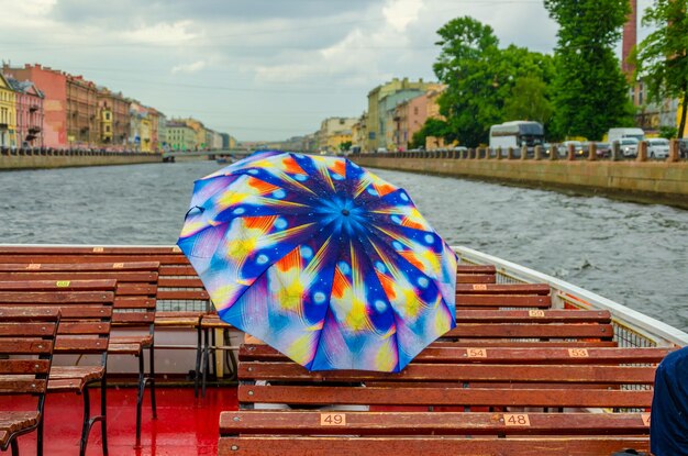 Um barco com um guarda-chuva colorido e o número 1 nele