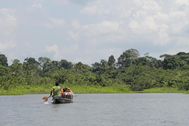 Foto um barco com um remo nele