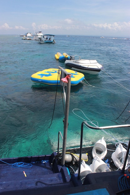 Um barco com uma jangada azul e amarela com um logotipo azul que diz 'vida marinha' nele