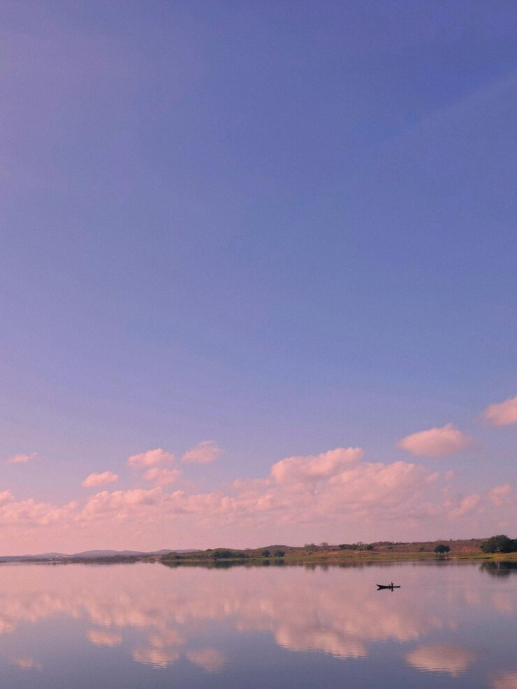 Foto um barco com uma pessoa nele e um barco na água