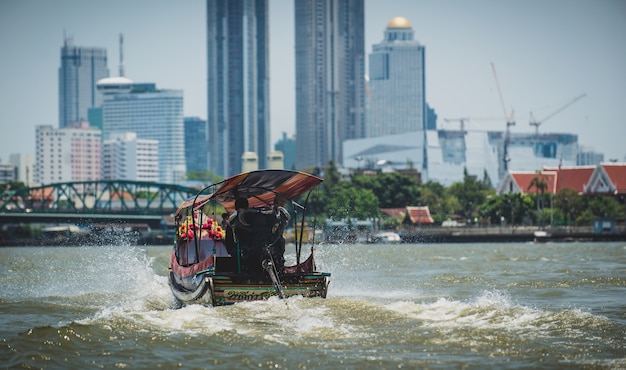 Um barco de cauda longa no rio Chao Phraya