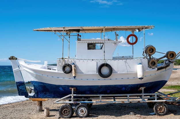 Um barco de decoração sobre rodas perto da costa do mar egeu em nikiti, grécia