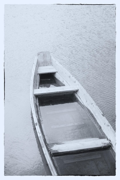 Um barco de madeira em um lago enevoado